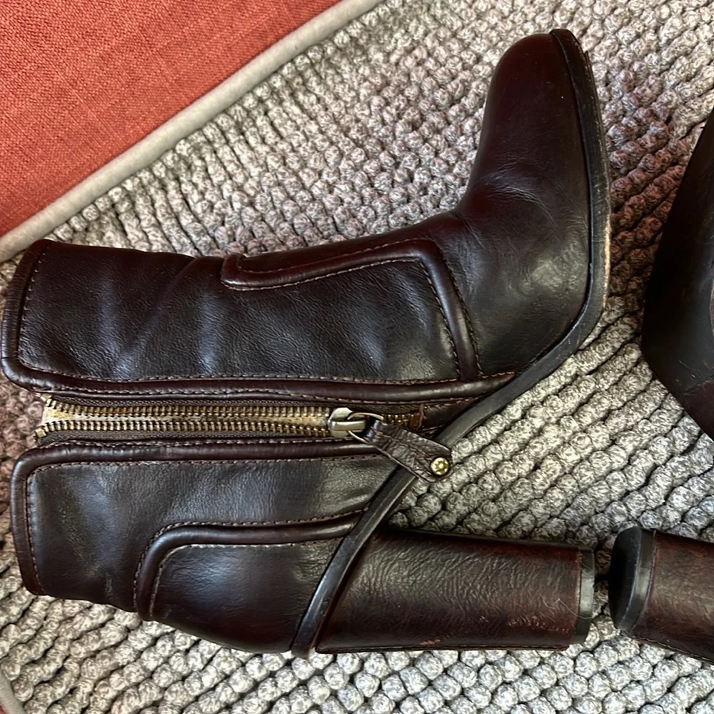 FRYE SYLVIA‎ PIPPING BOOTIE